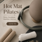 Femme pratiquant le Pilates chaud dans un studio lumineux