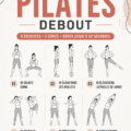 Femme pratiquant le Pilates debout dans un environnement calme, souriante et détendue.
