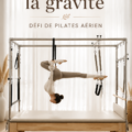 Femme pratiquant le Pilates aérien dans un studio lumineux