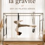 Femme pratiquant le Pilates aérien dans un studio lumineux