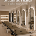 Pilates dans un studio lumineux à Delray Beach, mettant en avant des femmes en pleine séance.