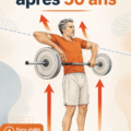 Une femme de 50 ans souriante pratique une activité physique en extérieur