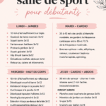Une femme dans une salle de gym débutant une routine de fitness avec des haltères légers.