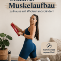 Femme faisant de l'exercice avec des bandes de résistance à la maison