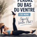 Une femme souriante faisant des exercices pour tonifier son ventre