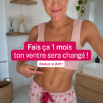 Femme souriante affichant un ventre tonique après un mois d'efforts