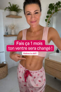 Femme souriante affichant un ventre tonique après un mois d'efforts