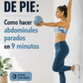 Femme exerçant des abdominaux debout dans son salon, démontrant une bonne posture et un mouvement contrôlé.