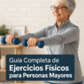 Un groupe de seniors pratiquant des exercices doux ensemble en plein air.