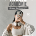Femme souriante dans une salle de sport, rayonnant de motivation et d'énergie