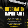 Femme pratiquant un entraînement avec un personal trainer dans une salle de sport.