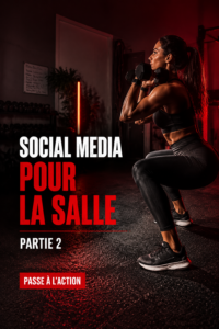 Une femme souriante interagissant avec des membres d'une communauté. Stratégies sociales efficaces.