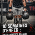 Femme en train de faire un exercice fonctionnel avec des poids