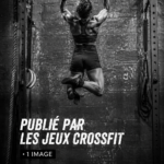 Femme souriante partageant son histoire de fitness sur les réseaux sociaux.
