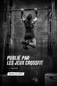 Femme souriante partageant son histoire de fitness sur les réseaux sociaux.
