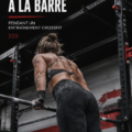 Femme réalisant un Bar Muscle Up dans un gymnase CrossFit.