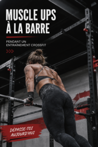 Femme réalisant un Bar Muscle Up dans un gymnase CrossFit.