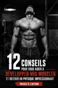 Femme faisant de la musculation avec des poids pour renforcer son corps