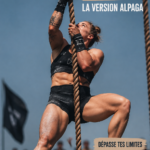 Femme pratiquant le CrossFit, souriante et dynamique