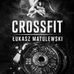 Femme s'entraînant au CrossFit dans une salle de sport