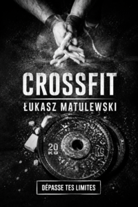 Femme s'entraînant au CrossFit dans une salle de sport