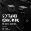Femme en train de s'entraîner dans une salle de sport avec de l'énergie