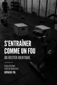 Femme en train de s'entraîner dans une salle de sport avec de l'énergie