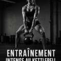Femme en train de s'entraîner avec un kettlebell, symbole de force et de fitness féminin.
