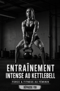 Femme en train de s'entraîner avec un kettlebell, symbole de force et de fitness féminin.