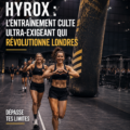 Une femme enthousiaste participant à une course Hyrox, entourée d'autres concurrentes en action.