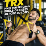 Femme utilisant un TRX pour un exercice de renforcement musculaire