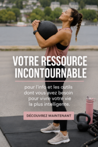 Femme souriante s'épanouissant grâce à un mode de vie équilibré, avec des outils de bien-être autour d'elle.