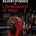 Femme s'entraînant avec des poids dans une salle de sport, illustrant les principes de la musculation.