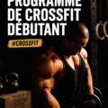 Femme souriante lors d'une séance de crossfit, pratiquant des mouvements de base.