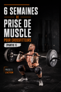 Personne faisant du crossfit avec des poids, idéale pour illustrer un programme musculaire.