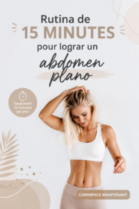 Une femme en train de faire des exercices abdominaux dans son salon.