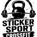 Autocollants colorés sur des équipements de Crossfit pour personnaliser l'espace d'entraînement.