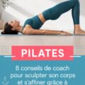 Femme pratiquant le Pilates dans un studio lumineux, entourée d'appareils de Pilates.
