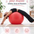 Femme effectuant des exercices de pilates sur un ballon pour muscler ses abdos