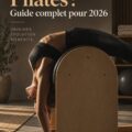 Une femme en pleine séance de Pilates, souriante et concentrée