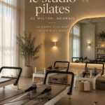 Femme pratiquant le Pilates en plein air à Milton, démontrant une posture calme et équilibrée.