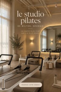 Femme pratiquant le Pilates en plein air à Milton, démontrant une posture calme et équilibrée.