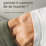 Femme en pleine séance de Pilates, en train d'effectuer un exercice pour le renforcement musculaire.