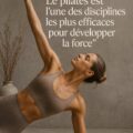 Femme pratiquant le pilates dans un studio lumineux pour renforcer son corps.