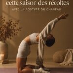Femme réalisant la posture du chameau lors d'une séance de yoga en extérieur, améliorant sa flexibilité et son ouverture thoracique.