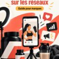 Femme tenant des suppléments de fitness tout en souriant, sur un fond de réseaux sociaux.